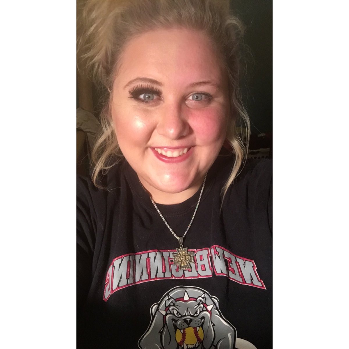 sarahcorley_'s tweet photo. Experimenting a little bit, so here's my take on the #halffacemakeupchallenge. ๐ณ๐ https://t.co/MAupjlRYIU