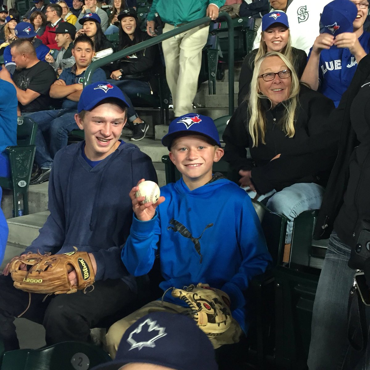 dlbno's tweet photo. Saunders homer landed 3 rows back caught by this awesome Jays fan! https://t.co/Lg6euO464F