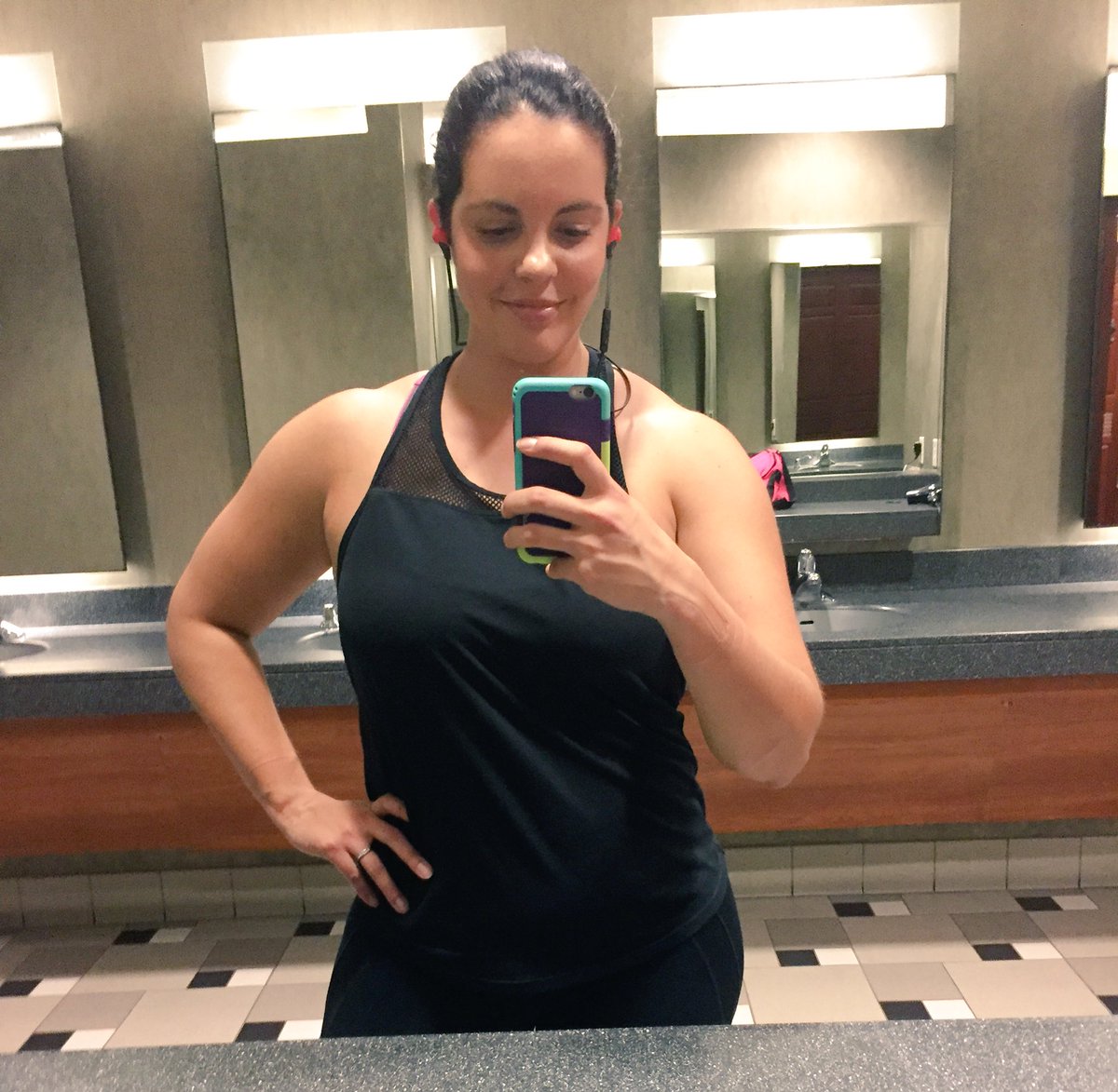 aloha_izzie's tweet photo. 15 days #postpartum...6lbs from pre-baby weight. Felt great to get back in the gym. #biggoals #carbonsupps #biolayne #teamnorton #fitmom https://t.co/RVVJlv6mp5