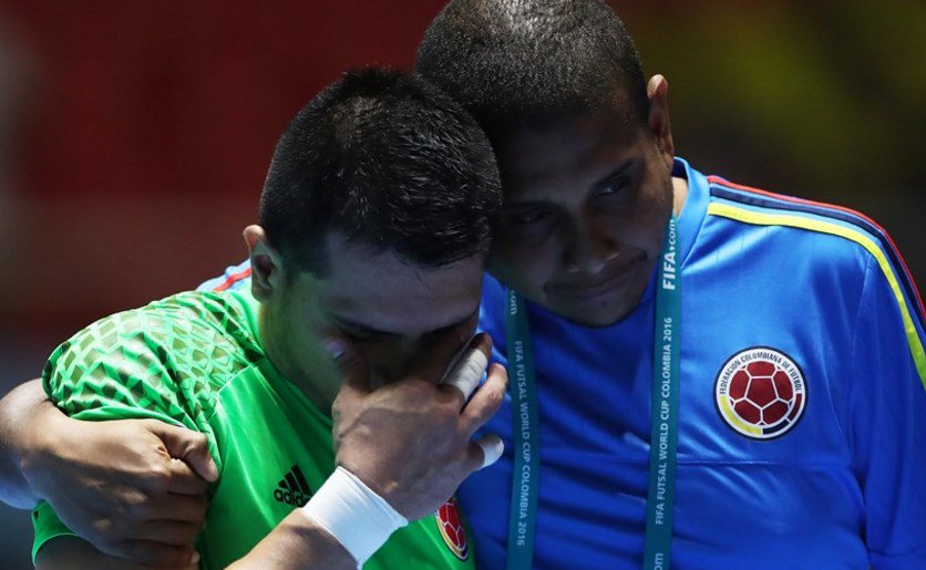 SC_ESPN's tweet photo. Las lágrimas de los jugadores colombianos. El sueño de ganar el Mundial de Futsal como local terminó. https://t.co/ek6BtzALKh