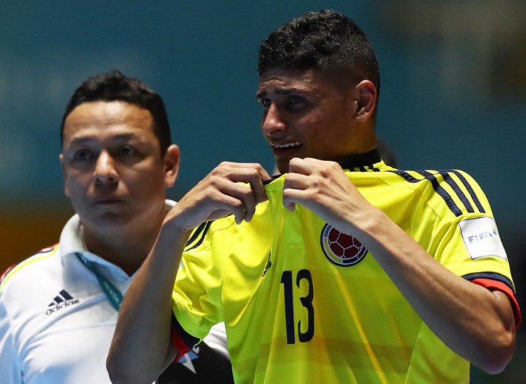 SC_ESPN's tweet photo. Las lágrimas de los jugadores colombianos. El sueño de ganar el Mundial de Futsal como local terminó. https://t.co/ek6BtzALKh