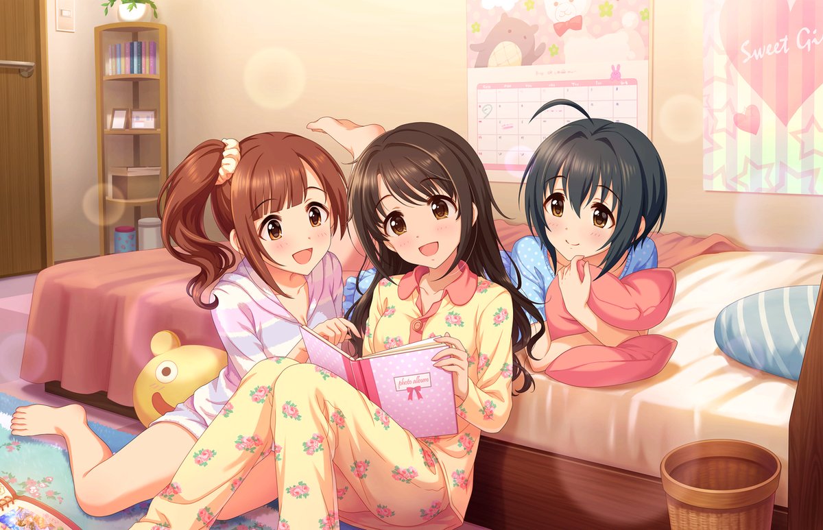 Isciap そういえば卯月の部屋でパジャマパーティーのイラスト アニメと同じクッションがあったり小日向ちゃんが客用枕でなくわざわざ卯月の枕を抱えて微笑んでいたり見所が多いわけですが最終的に誰か一人床で寝るのか たぶん響子ちゃん T Co