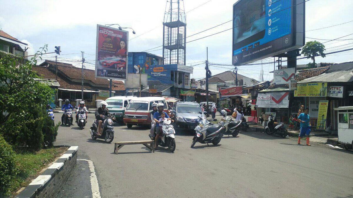 infogarut's tweet photo. Lalulintas terkini di Leuwidaun  ditutup ke arah Maktal untuk kendaraan roda 4 #prayforgarut #infogarut https://t.co/npW3wVzLyk