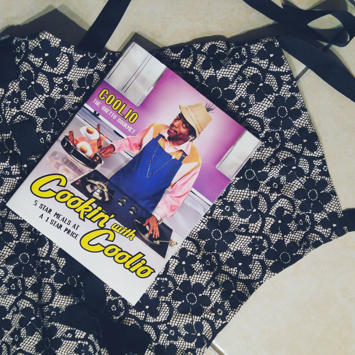 uhmanduh80's tweet photo. Bout to turn this kitchen into a Gangstas Paradise. #MyMothersCookbook #CookingWithCoolio #GhettoGourmet https://t.co/jLMNq2bLk7