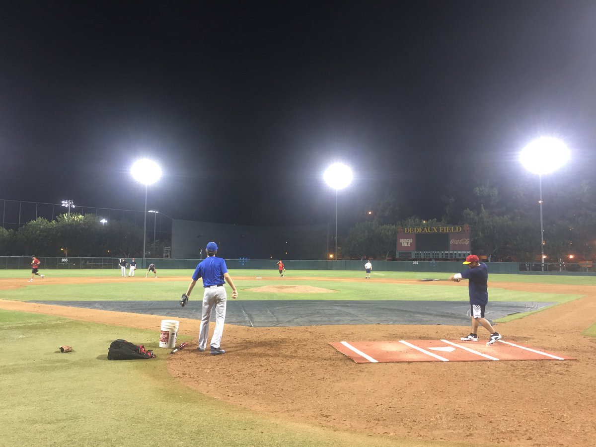 USCClubBaseball's tweet photo. It's a great night for practice!! @Officer_Johnson currently supplying a healthy plethora of fieldable grounders https://t.co/g44j3OIQsa