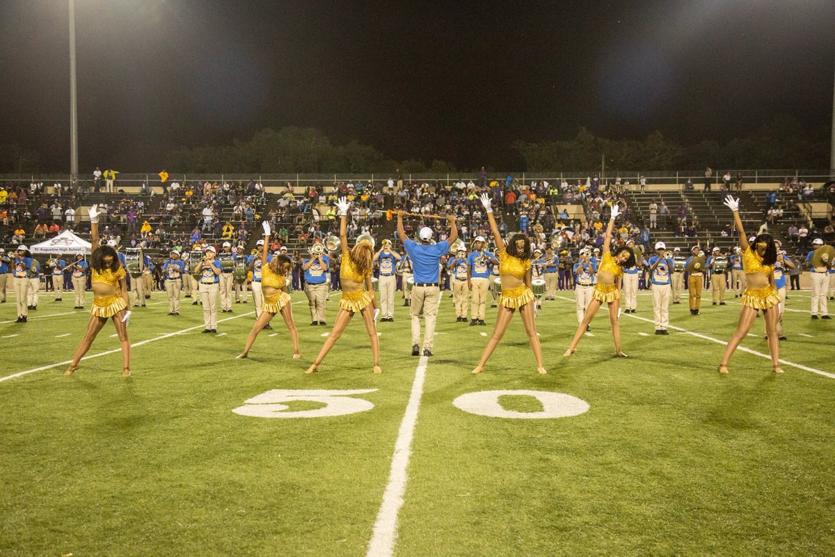 RoyalCrushDance's tweet photo. Landry-Walker Royal Crush #LWRC #RoyalCrushNation #UnderPressure #Danceintherain #enjoydancing #ThatNine #missingthree https://t.co/BFERJhFSkS