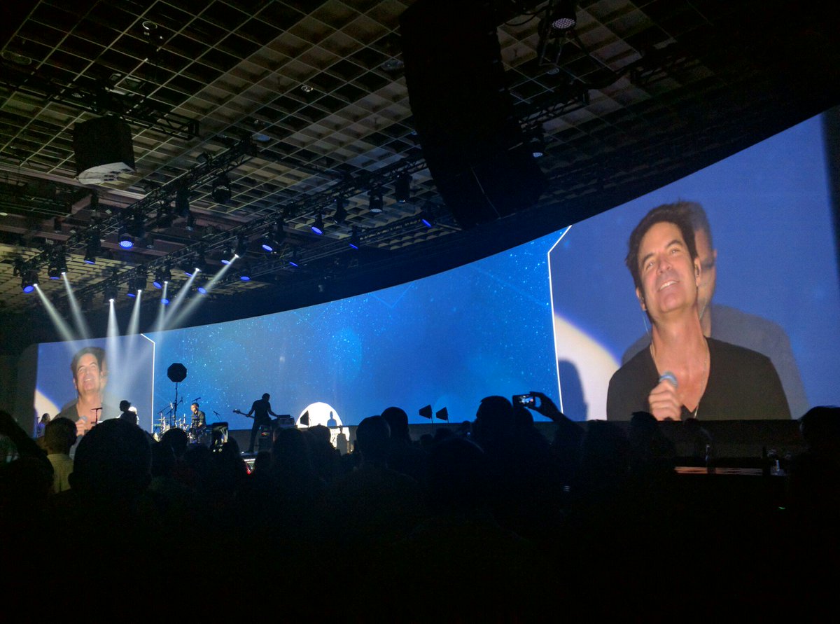 adreznec's tweet photo. Rocking out to #dropsofjupiter with @train at #ibmedge #edgeatnight https://t.co/tGK66UXdK3