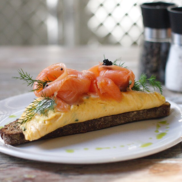 CHEZDREcafe's tweet photo. One of our brunch favs! Silky omelette topped with Tasmanian smoked salmon, dill crème fraîche &amp; black caviar https://t.co/O6rJOAA7KS