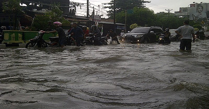 AriOen's tweet photo. Sabda alam untuk negeri ini,, belajar bersahabat dgn alam... 
#PrayForGarut https://t.co/BgcR7uAGpN