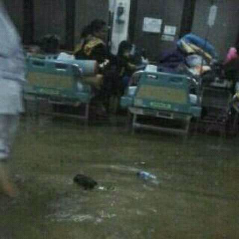 AriOen's tweet photo. Sabda alam untuk negeri ini,, belajar bersahabat dgn alam... 
#PrayForGarut https://t.co/BgcR7uAGpN