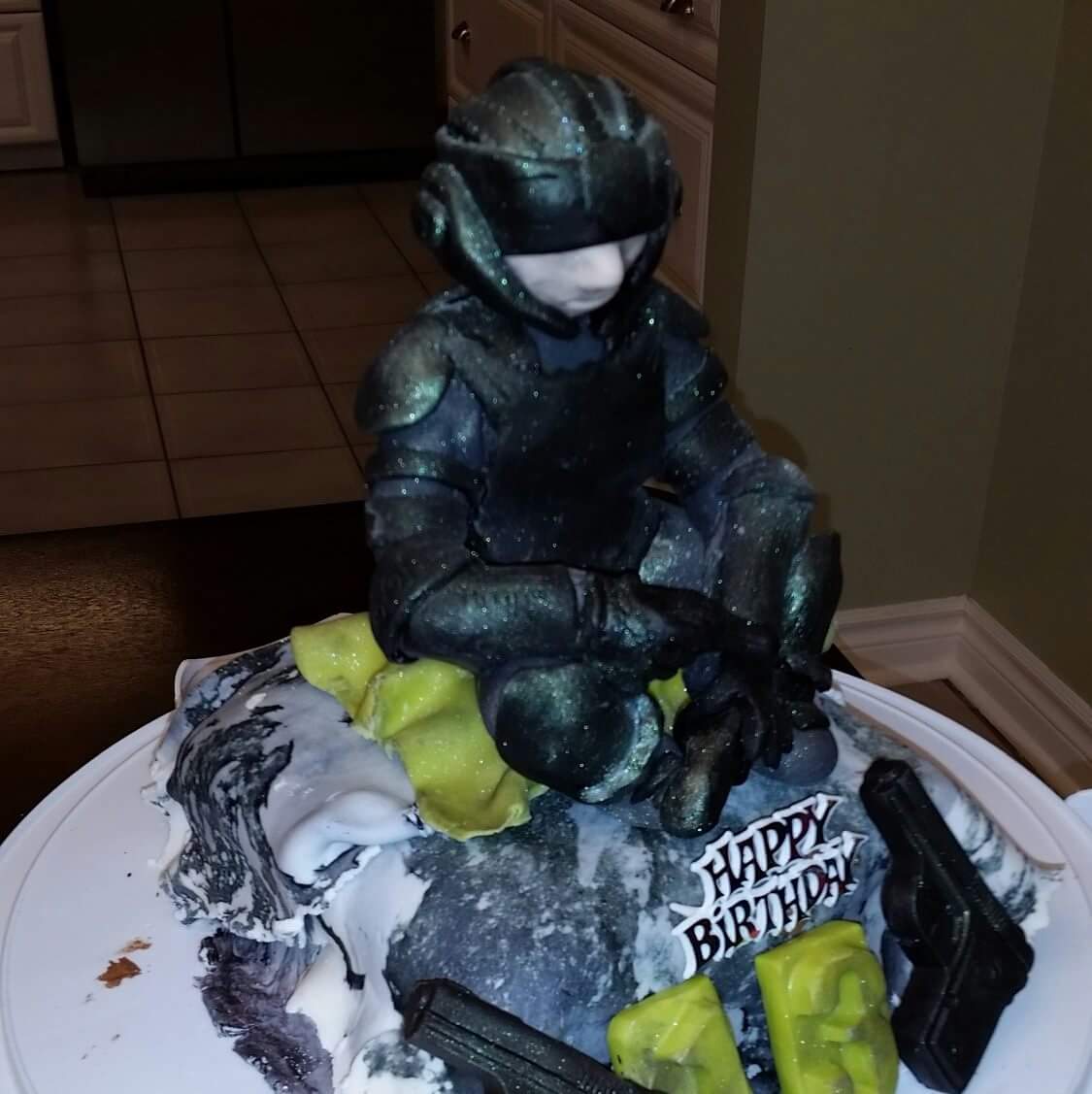 timciska's tweet photo. How's this for an edible cake topper...Call of Duty...I finally made one for a boy https://t.co/32KpCwqHS1
