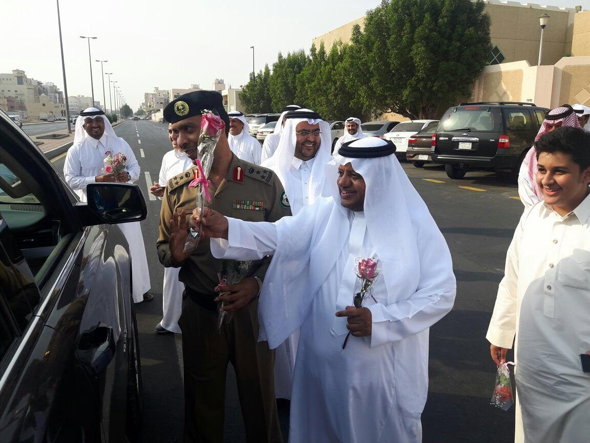 mediajed's tweet photo. الآن .. مدير #تعليم_جدة ومدير المرور بالمحافظة يشاركون الطلاب ميدانيًاانطلاقة العام الدراسي بالورود https://t.co/j8HYBwFFF4