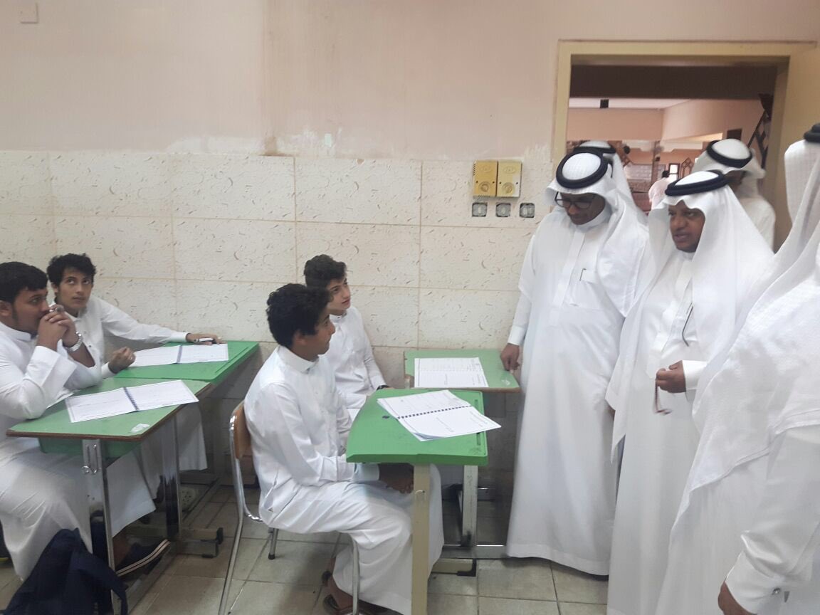 mediajed's tweet photo. الآن .. مدير #تعليم_جدة ومدير المرور بالمحافظة يشاركون الطلاب ميدانيًاانطلاقة العام الدراسي بالورود https://t.co/j8HYBwFFF4
