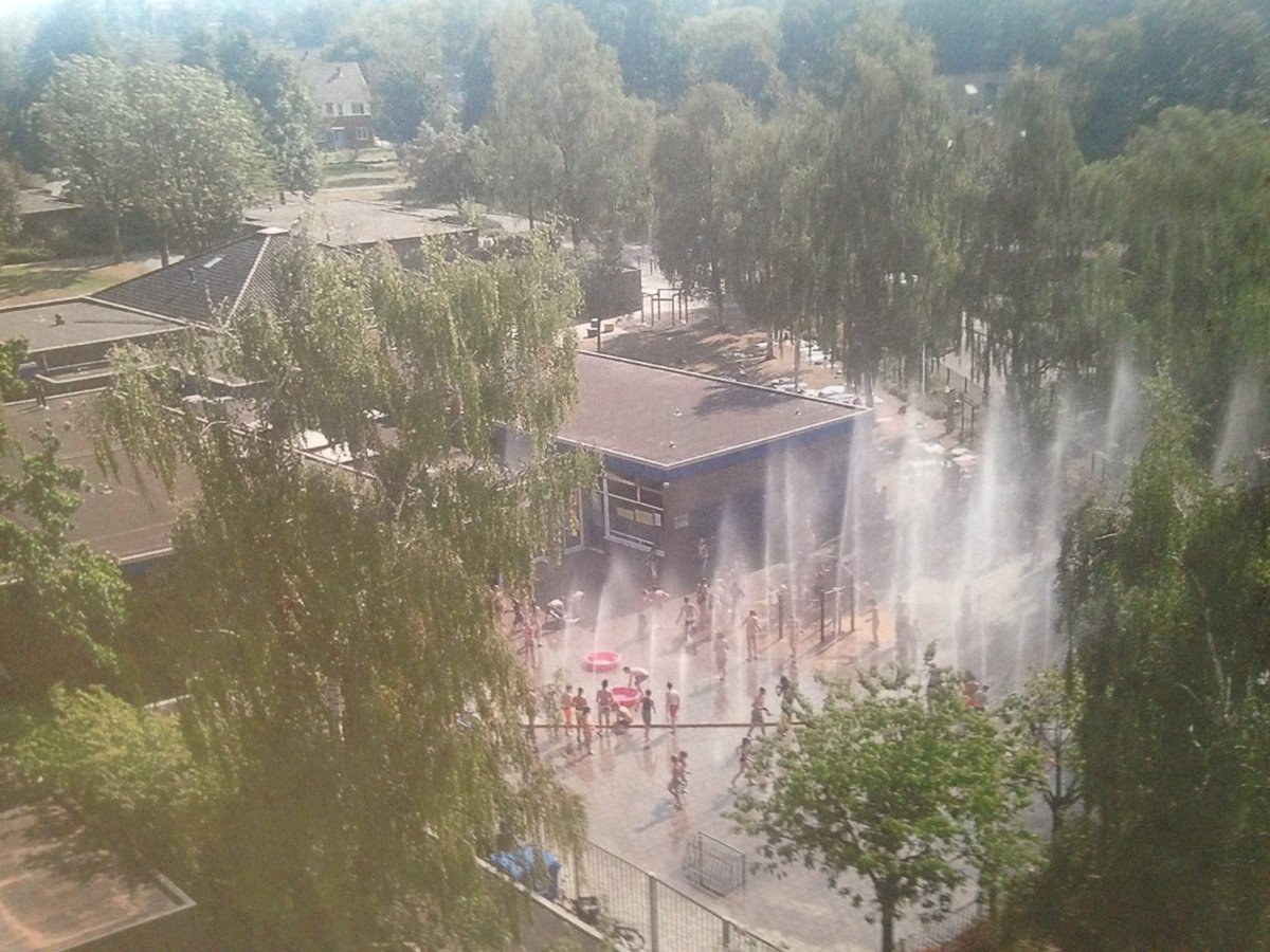 Wat een waterpret! Zeker toen de brandweer kwam met wel een heel bijzondere slang. Bedankt OR en de brandweer!