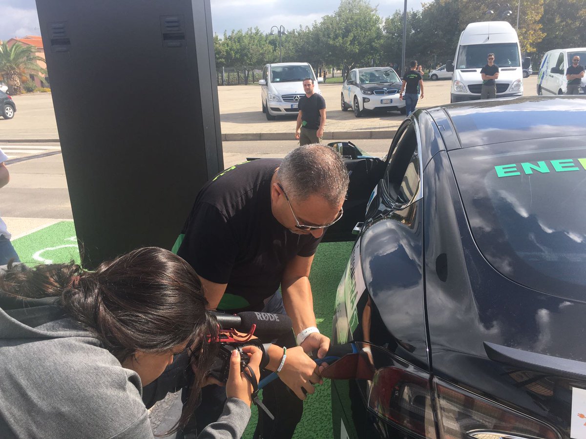 Sardexnet's tweet photo. Procede il tour #Eneroad di @ucnetsrl con la Tesla! Sosta a Valledoria e si riparte con https://t.co/zwHIs7v0r6 partner e riprese di @EjaTV https://t.co/UxlIc0poEk
