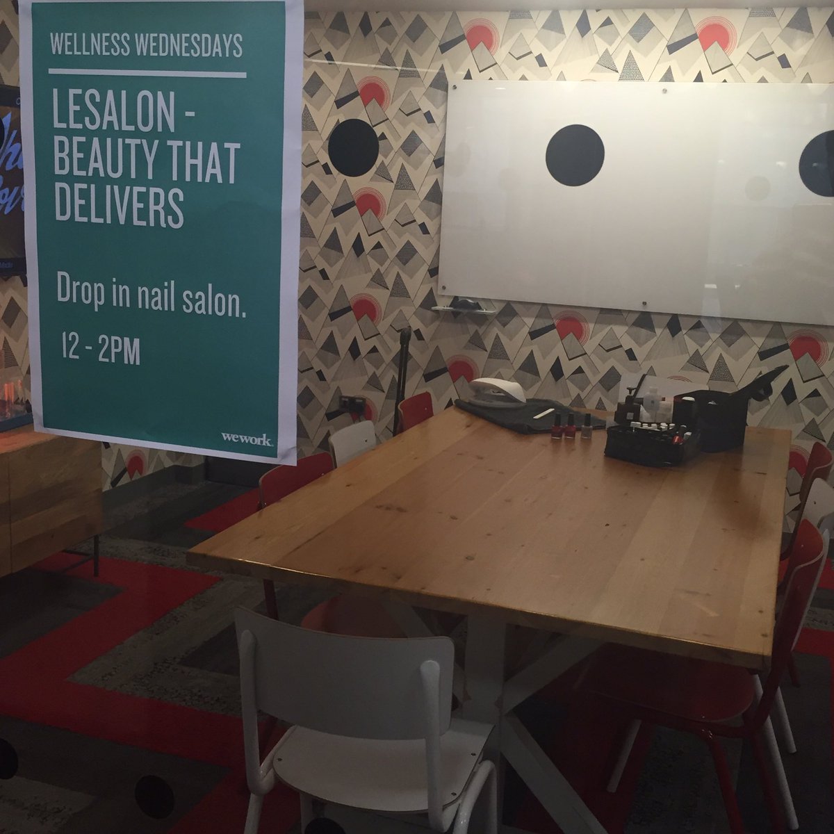 LesalonL's tweet photo. @LeSalonApp  #lesalonapp #officemanicures #WellnessWednesday #wednesdaymanicures 💅🏻 https://t.co/OpFphCbMyC