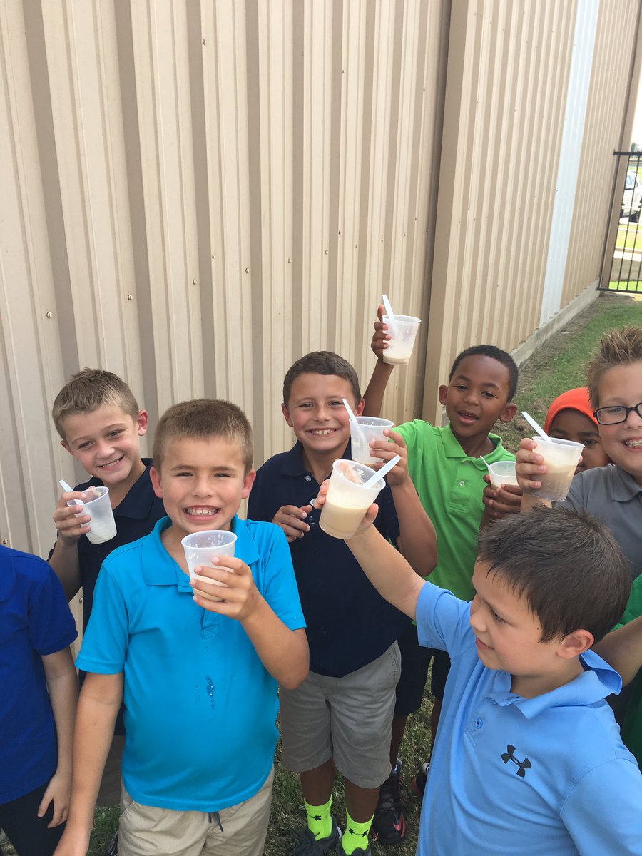 MrsBall3C's tweet photo. Learning States of Matter is sweet! @KatieCowan14 @copell_3 @MrsBall3C #forneyconnects #johnsonspanther https://t.co/NRzo2NXClC