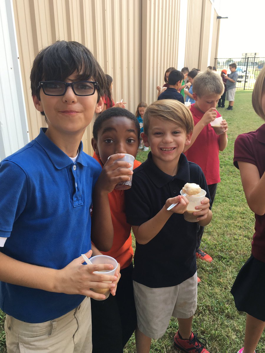 MrsBall3C's tweet photo. Learning States of Matter is sweet! @KatieCowan14 @copell_3 @MrsBall3C #forneyconnects #johnsonspanther https://t.co/NRzo2NXClC