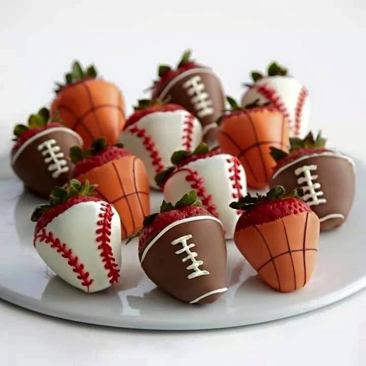 клубника в шоколаде в стаканчике. клубника в стаканчиках. клубника в шоколаде в стаканчике. клубника в шоколаде москва сити в стаканчике. клубника в шоколаде набор 6 штук.