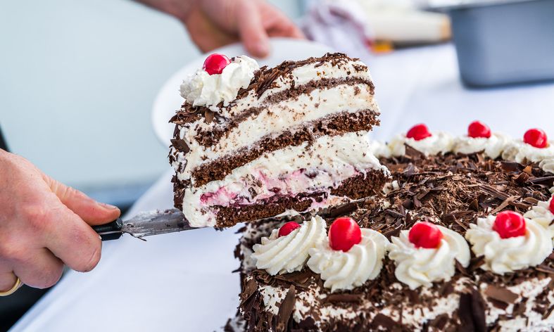schwarzwaldplus's tweet photo. Mit #swplus das Geheimnis der Schwarzälder #Kirschtorte entdecken: jeden Donnerstag beim #Backkurs in #Freudenstadt https://t.co/IrzHNSYxqk https://t.co/yOuNLbFreX
