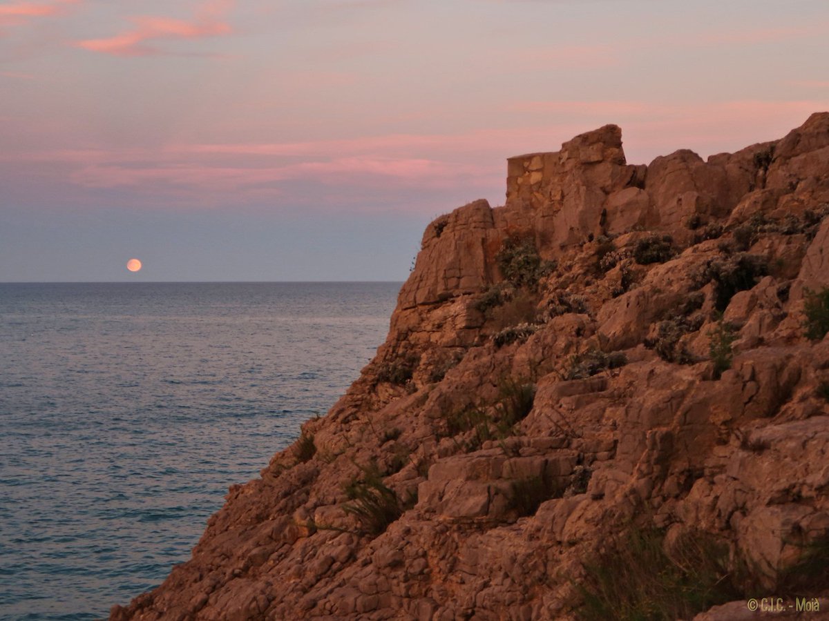 MeteoMoia's tweet photo. La #llunaPlena, última de l'#estiu2016 #Peñíscola @todopeniscola @_peniscola #324eltemps @meteocat @eloicordomi @nestor_meteo @meteo8aldia https://t.co/RtWTkgRj9O
