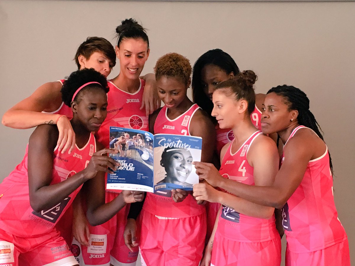 TMB_Basket's tweet image. Difficile de garder les joueuses concentrées quand @lessportivesmag est dans les parages ! #sport #feminin  @Sandrine_Gruda #toulouse