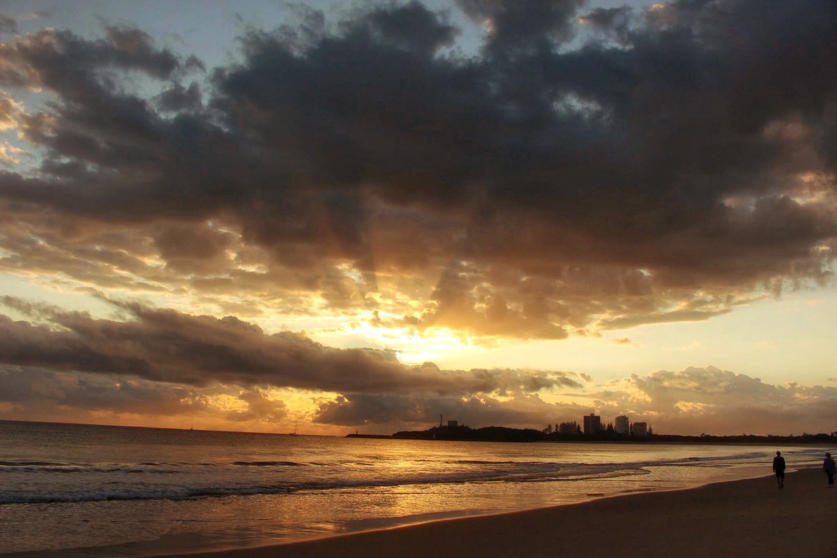 blackiwiroo's tweet photo. ⒻⒾⒼⒽⓉ ⒻⓄⓇ ⓁⒾⒻⒺ
#sunrise #beach #ptcartwright #sky #clouds #horizon #beach #newday #surf #sand #breakinglight #rays #people #morningwalks https://t.co/kZpUx3NsQY
