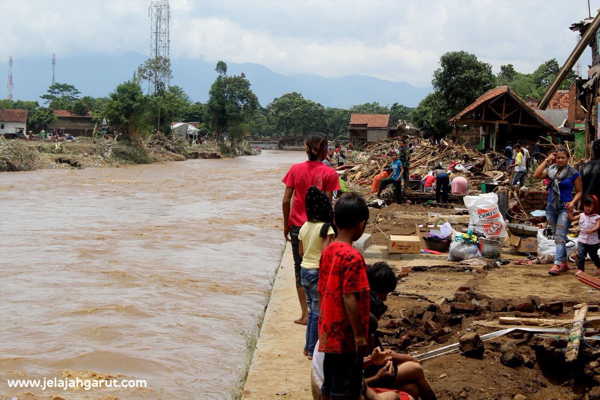 infojakarta's tweet photo. #PrayForGarut semoga semuanya pulih kembali, diberi kesabaran dan keluarga korban diberikan ketabahan. 😭🙏🏻(pic: berbagai sumber) https://t.co/JBQehVwE5K