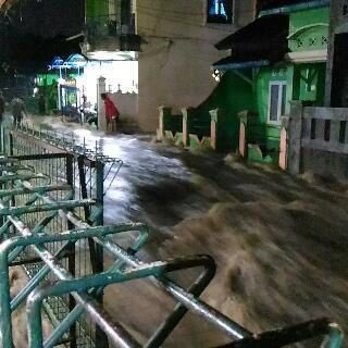 infojakarta's tweet photo. #PrayForGarut semoga semuanya pulih kembali, diberi kesabaran dan keluarga korban diberikan ketabahan. 😭🙏🏻(pic: berbagai sumber) https://t.co/JBQehVwE5K