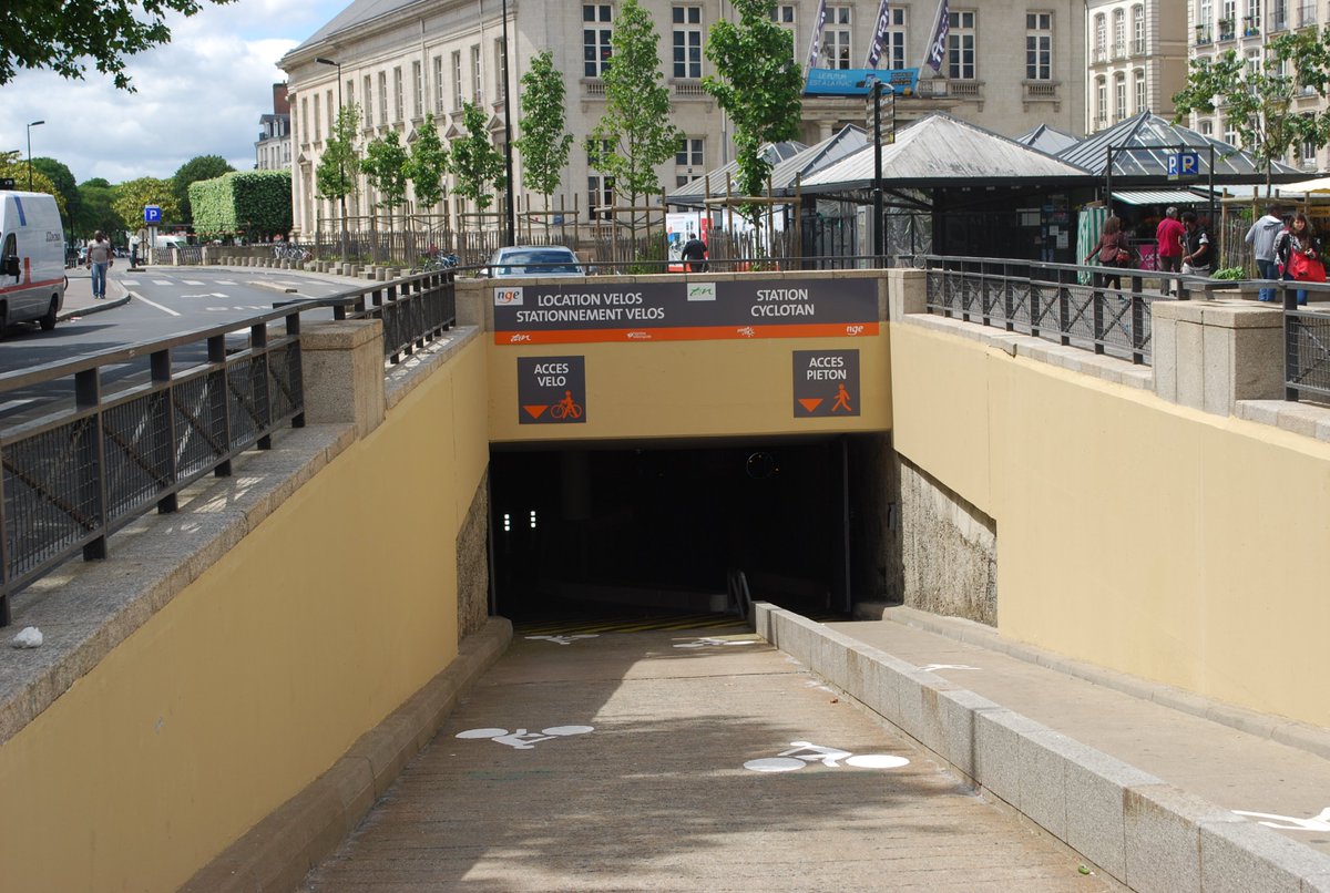 ngenantes's tweet photo. Ça c'était avant ! RDV à 11h pour découvrir la fresque réalisée par @PlusdeCouleurs #RDVMobilité https://t.co/H7oyjj1PRF