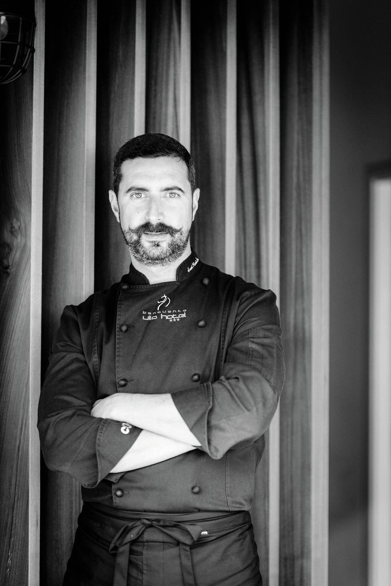 R3Sevilla's tweet photo. Este viernes mano a mano entre nuestro jefe de cocina Álvaro García y el chef portugués José Maria Lino. ¿Te apuntas? Reservas: 954.562.324 https://t.co/q9fY1B2qX0