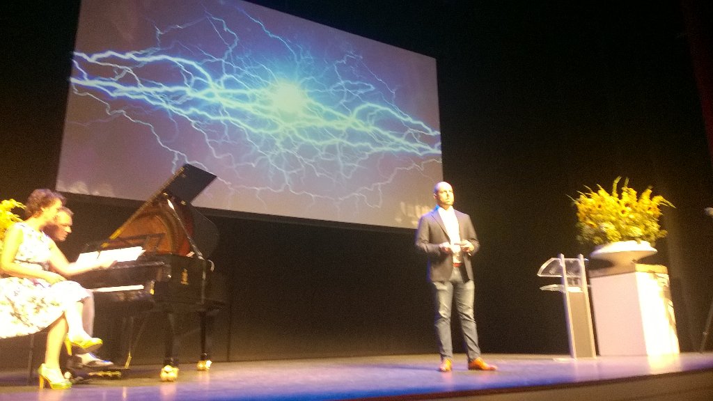 AnitaVerwoest's tweet photo. #MODH16 Florian Scneider van Nerdalize biedt slimme oplossing voor gebruik overtollige warmte van datacentra. https://t.co/97eoYgaqe9