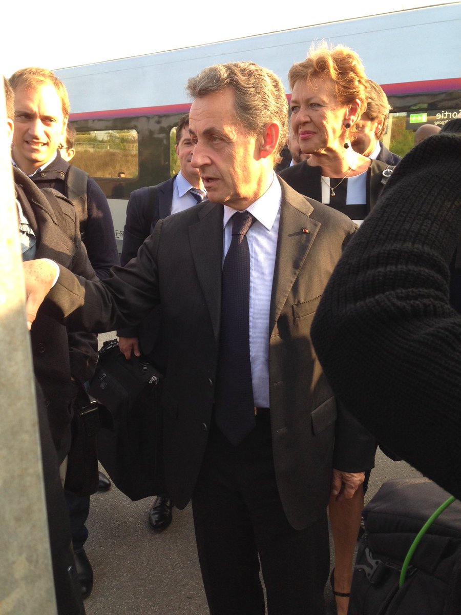 DamDep's tweet photo. Nicolas #Sarkozy est arrivé en gare de #Calais. Il est accompagné de toute sa garde rapprochée. https://t.co/MFgqSgx4l8