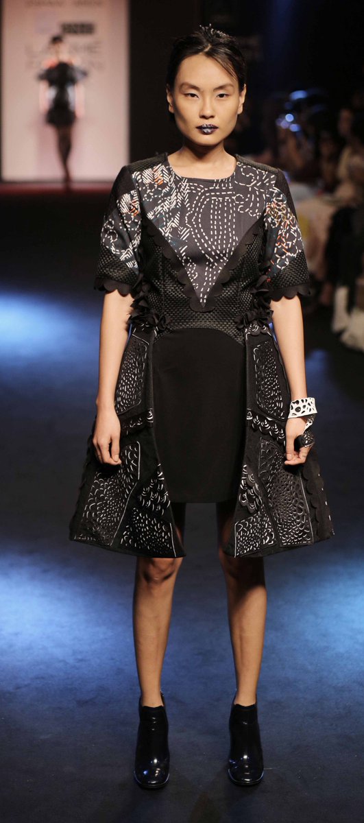 LakmeFashionWk's tweet photo. .@eshaamiin at #LakmeFashionWeek Winter/Festive 2016
#designer https://t.co/JlnC3wXNRx