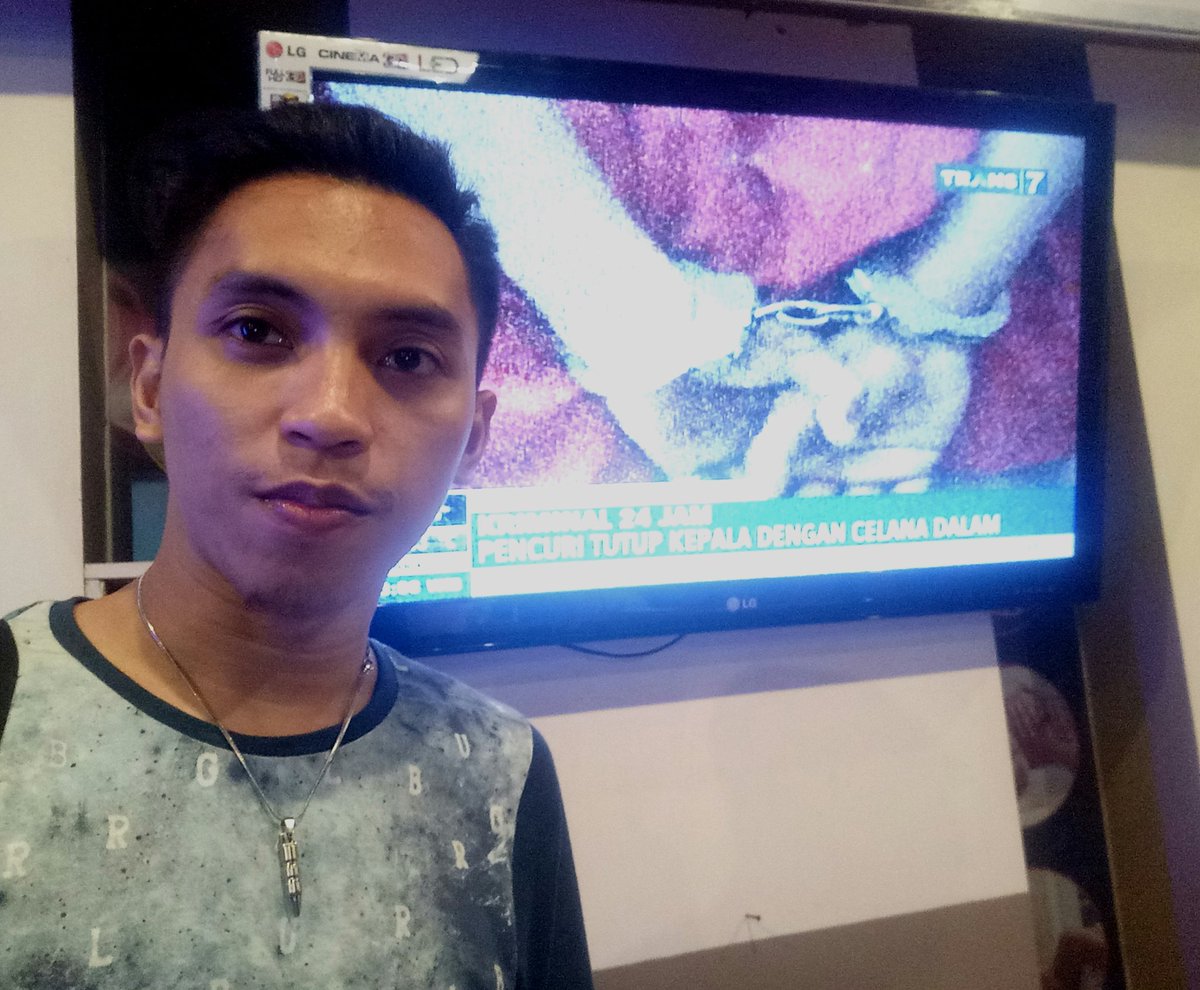 amind1201's tweet photo. Yang laen berbondong bondong nonton warkop DKI REBORN..  aq mah ogah..  Mending nonton "Berita Kriminal" hihihi https://t.co/ApWxNjvNfT