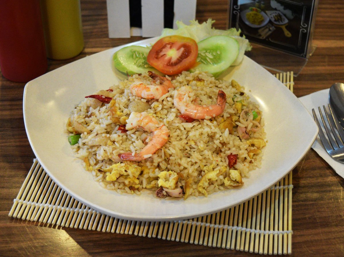 MyPadzCafe's tweet photo. Nasi Goreng Seafood, kombinasi seafood fresh &amp; bumbu istimewa yg lezat. Cocok utk makan siang @Kuliner_Tangsel @kicaupromo @Info_Bintaro https://t.co/qA70MaPaZI