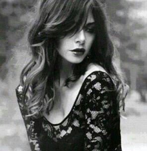 بالأمس بدأ الحب كعشب بين مفاصل صخرة ينبت .. وجدنا غريبين يوماً وسنبقى حبيبين دوماً ... حبيبان نحن الى ان ينام القمر