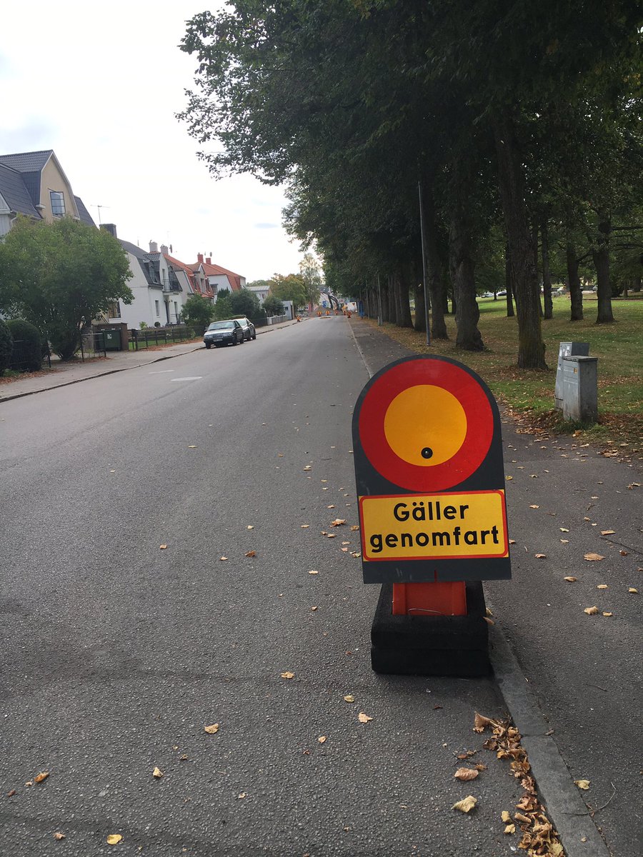 amandathoreen's tweet photo. Nej detta betyder precis som skylten visar! Det går inte att köra igenom korsningen. Ni behöver inte ens testa. https://t.co/JUER32qrZh