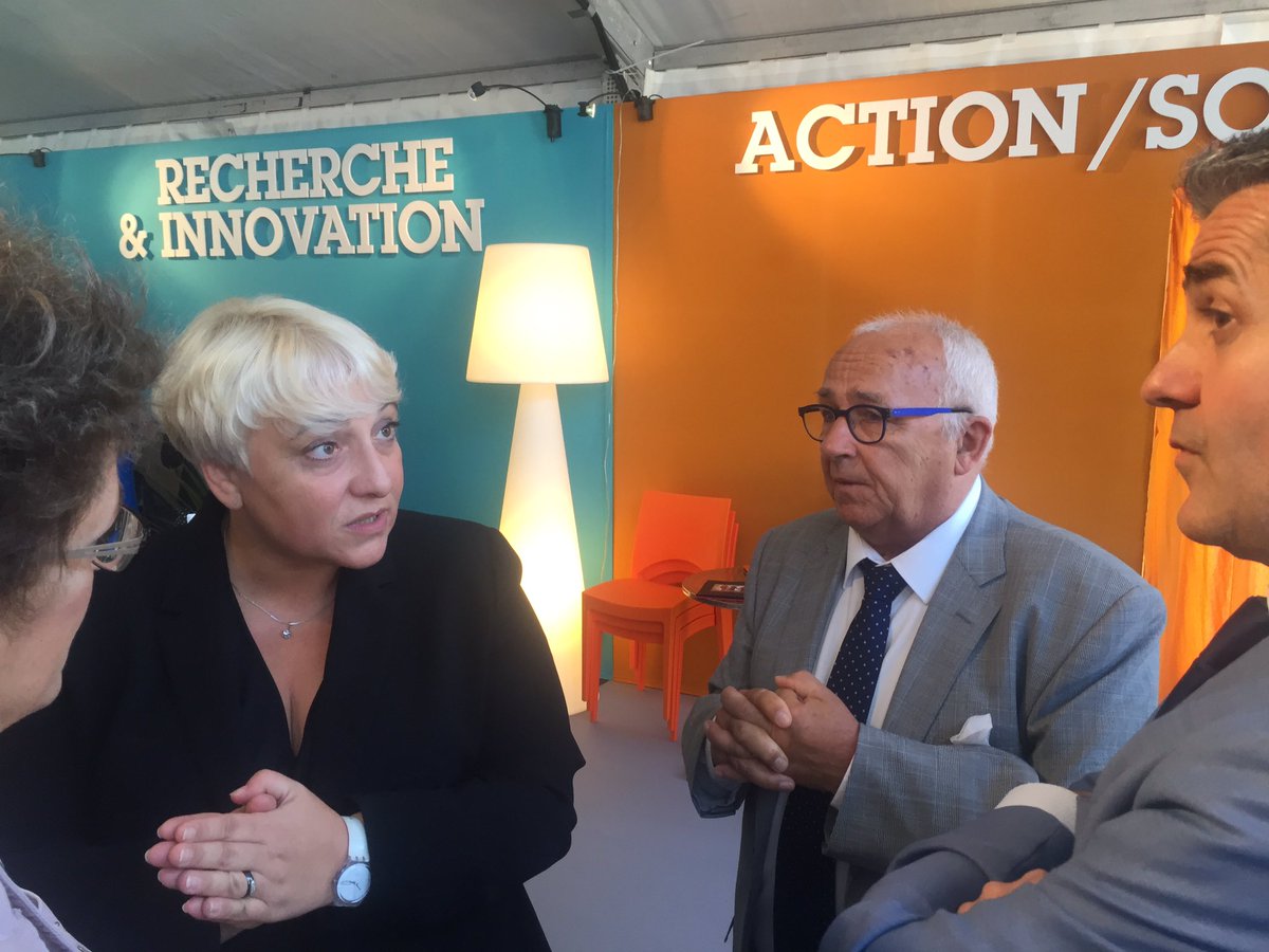 Pascaleboistard's tweet photo. Visite du Village Alzheimer avec Joël Jaouen Psdt @FranceAlzheimer à la rencontre des acteurs mobilisés @CNSA_actu #JourneeMondialeAlzheimer https://t.co/rDiyl7UhEe