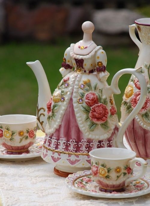 DottyVintage1's tweet image. A nice or unusual tea set is always a conversation point with guests..