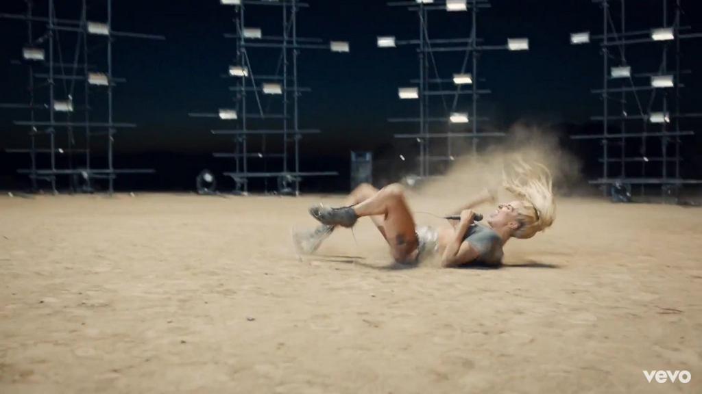 heavy_hml's tweet photo. Now we know the reason why she has lots of bruises the past few days. #LadyGagaNewVideo #ThatsOurQueen https://t.co/EPXAPhhl0f