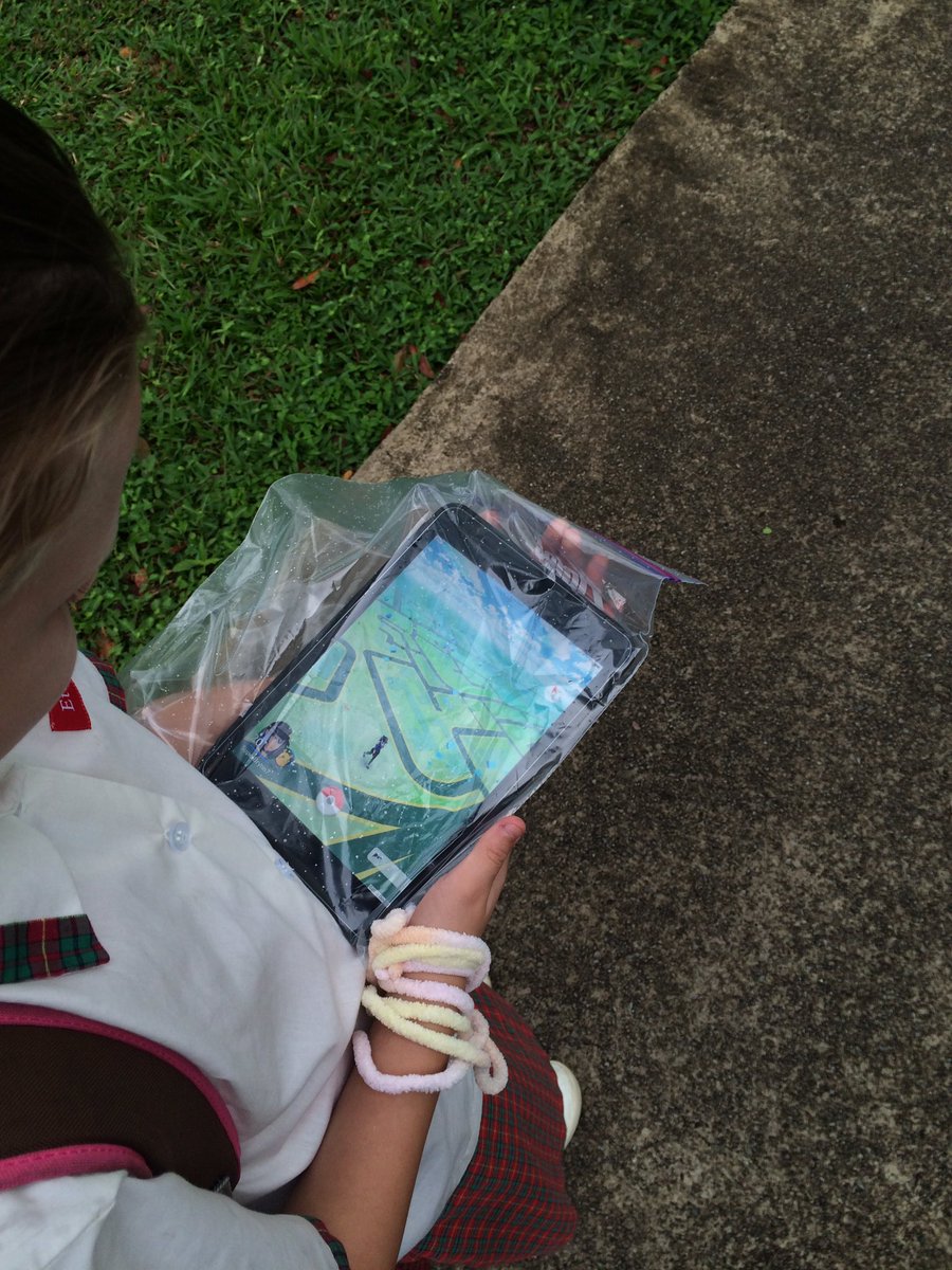 KellyBender17's tweet image. How to play the @PokemonGoApp in light rain. @ZiplocProducts that's my daughter &amp;amp; her #iPad in a #Ziplock #FreezerBag #pokemonGo