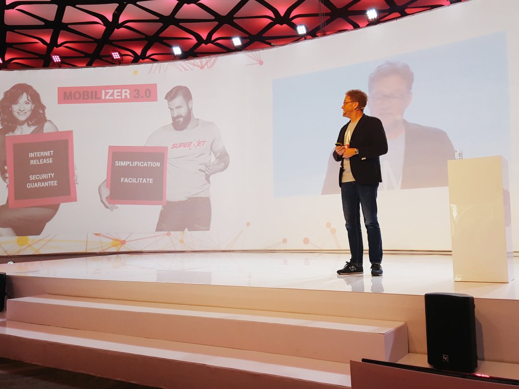 JudiLammers's tweet photo. New @TMobilePolska offer presented by @SawickiAd - CEO of T-mobile in Poland! #1DTSUM https://t.co/gQKqAQgztH