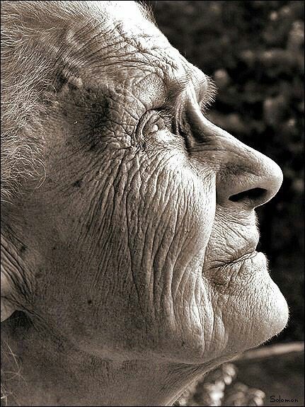 josealbertodd's tweet photo. Uno no muere cuando se va, uno muere cuando olvida quien fue, como vivió y a quien amó.  Por esas miradas vacías... #DiaMundialDelAlzheimer https://t.co/nUxyTupfAt
