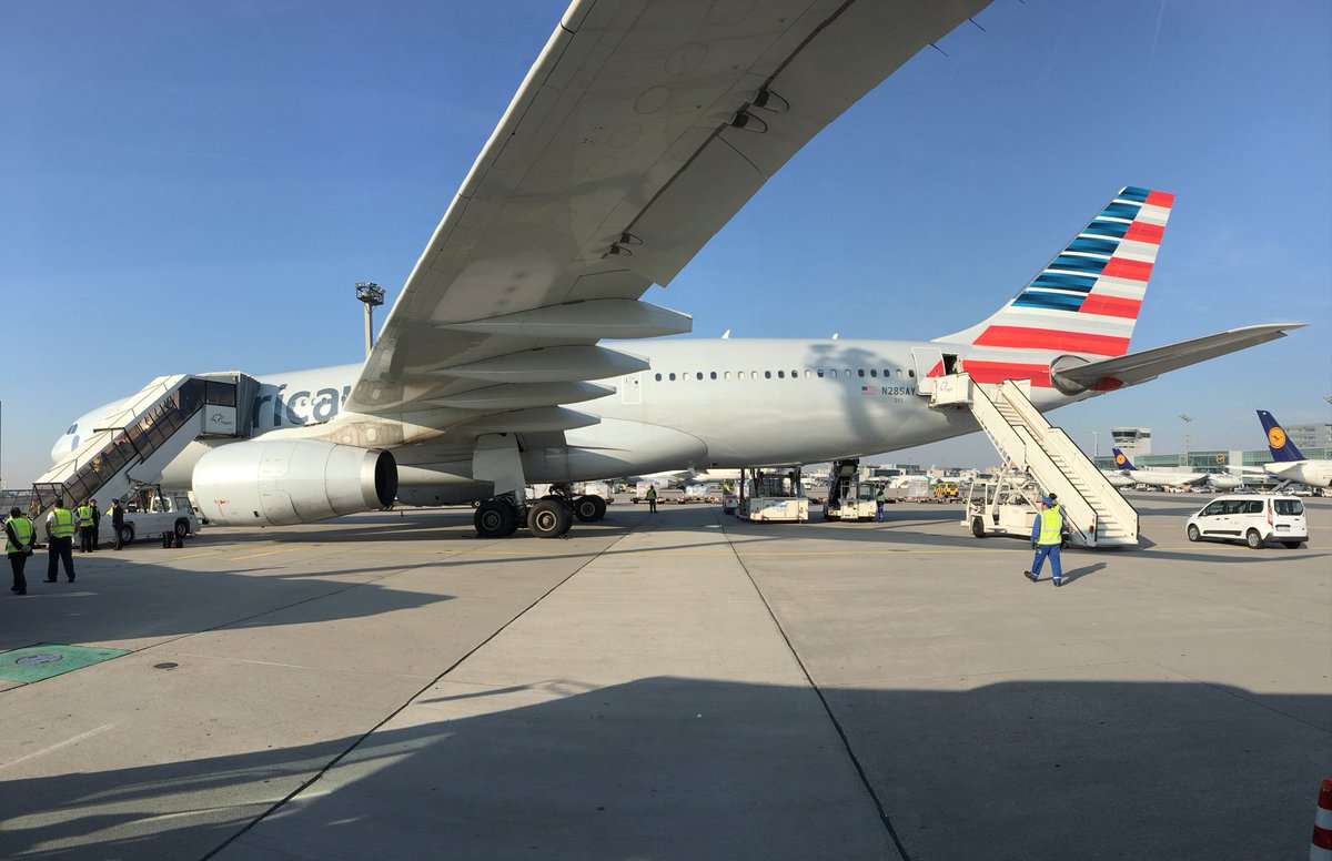 csibar's tweet photo. Meglepően jól bírtuk az utat Frankfurtba. #csibUS https://t.co/tvKwws0hLN