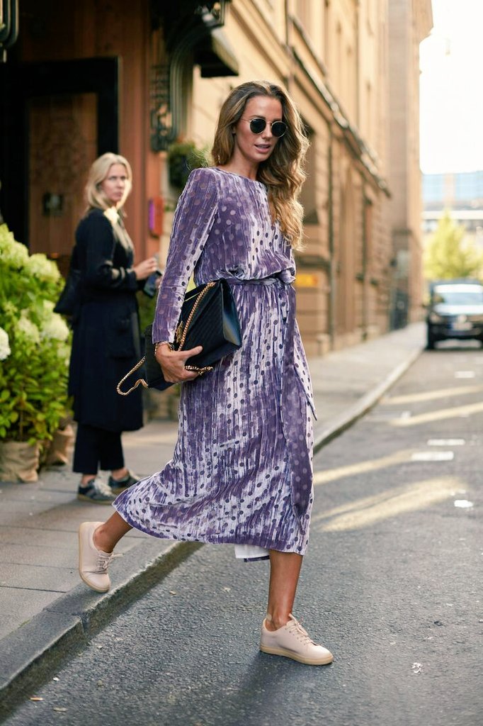 LaClePrivee's tweet photo. EL LOOK DEL DÍA: ¿Terciopelo y deportivas? ¡Sí, se puede! De vestidos 'midi, color lavanda y 'looks' de contrastes 💜 https://t.co/Fw1GMqfZM7