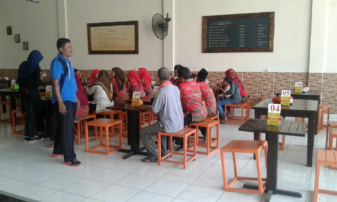 Untuk makan Bakso Jomblo, kamu gak mesti jomblo. Yuk ke Jl Tuparev No. 46. Telp. (0231) 239981 WA 083824631849