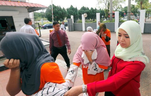 bharianmy's tweet photo. Doktor, kerani buat tuntutan palsu RM900,000 ditahan 

Selanjutnya di  https://t.co/Bb67sYPIY7 https://t.co/RFCTbBlFlZ