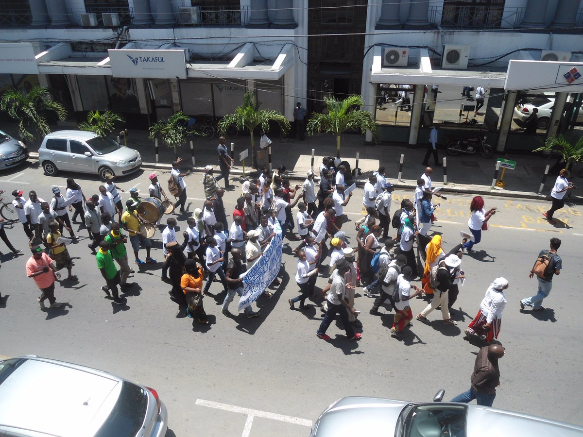 infoaid_Org's tweet photo. #internationaldayofpeace as it happens in Nkrumah road  Mombasa @bonifacemwangi @WanjikuRevolt @citizentvkenya @HURIA_KENYA #PeaceDay2016 https://t.co/BsKPjcQaPG