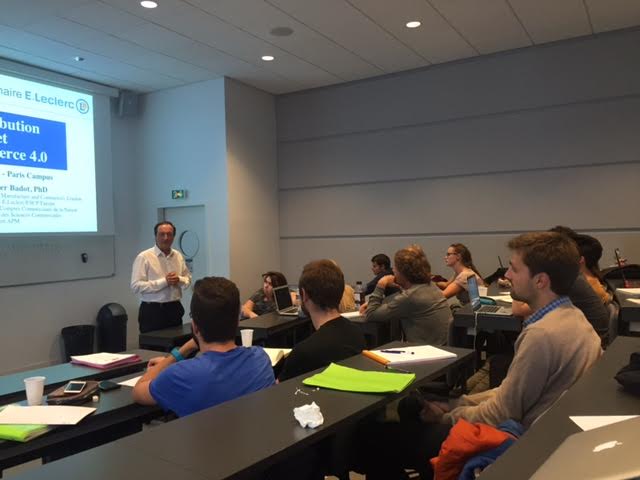 Michel Edouard Leclerc présente aux étudiants sa vision du commerce lors du 1er cours de "Distribution et Commerce 4.0." de l'ESCP Europe